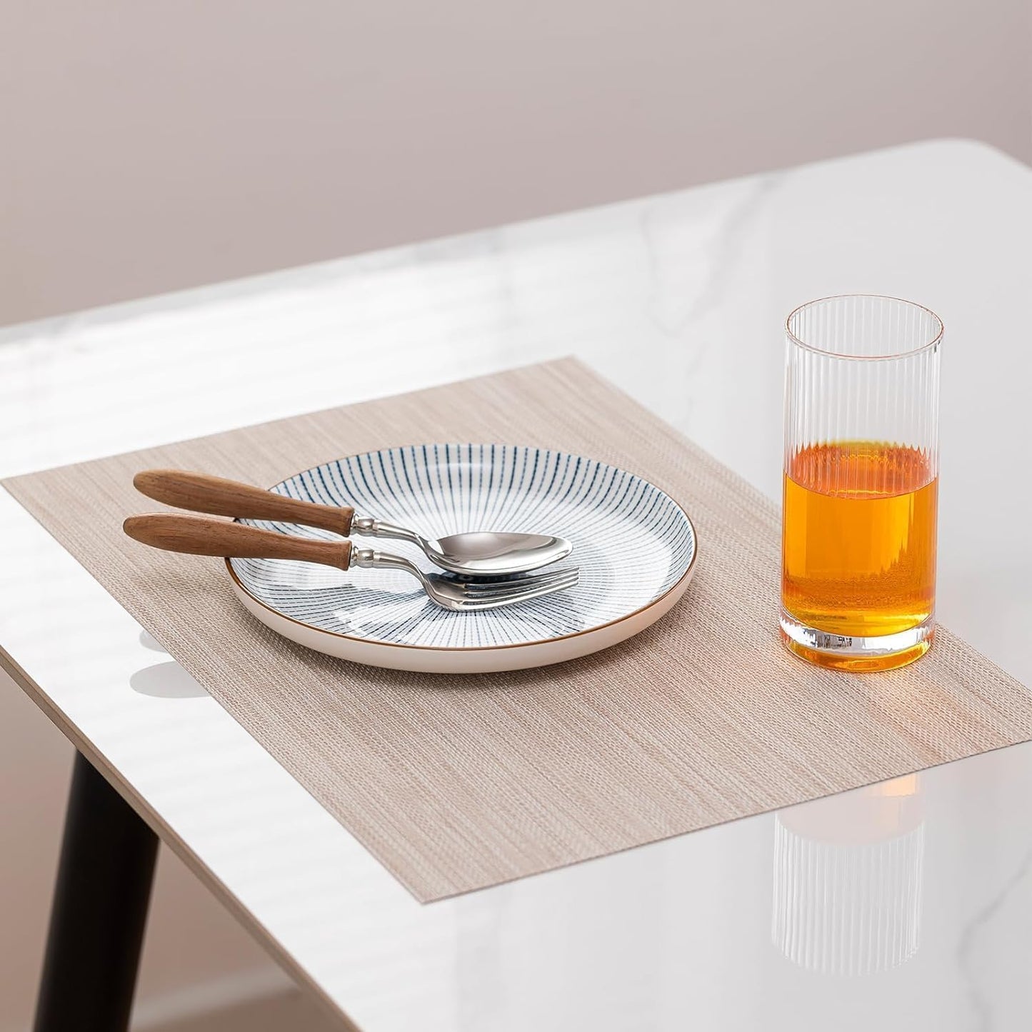 LEXMORE Placemats Set of 6 Vinyl/Plastic Woven Place Mats for Kitchen Table Indoor/Outdoor Washable Placemat Wipeable Dining Table Mats(A-Beige White)