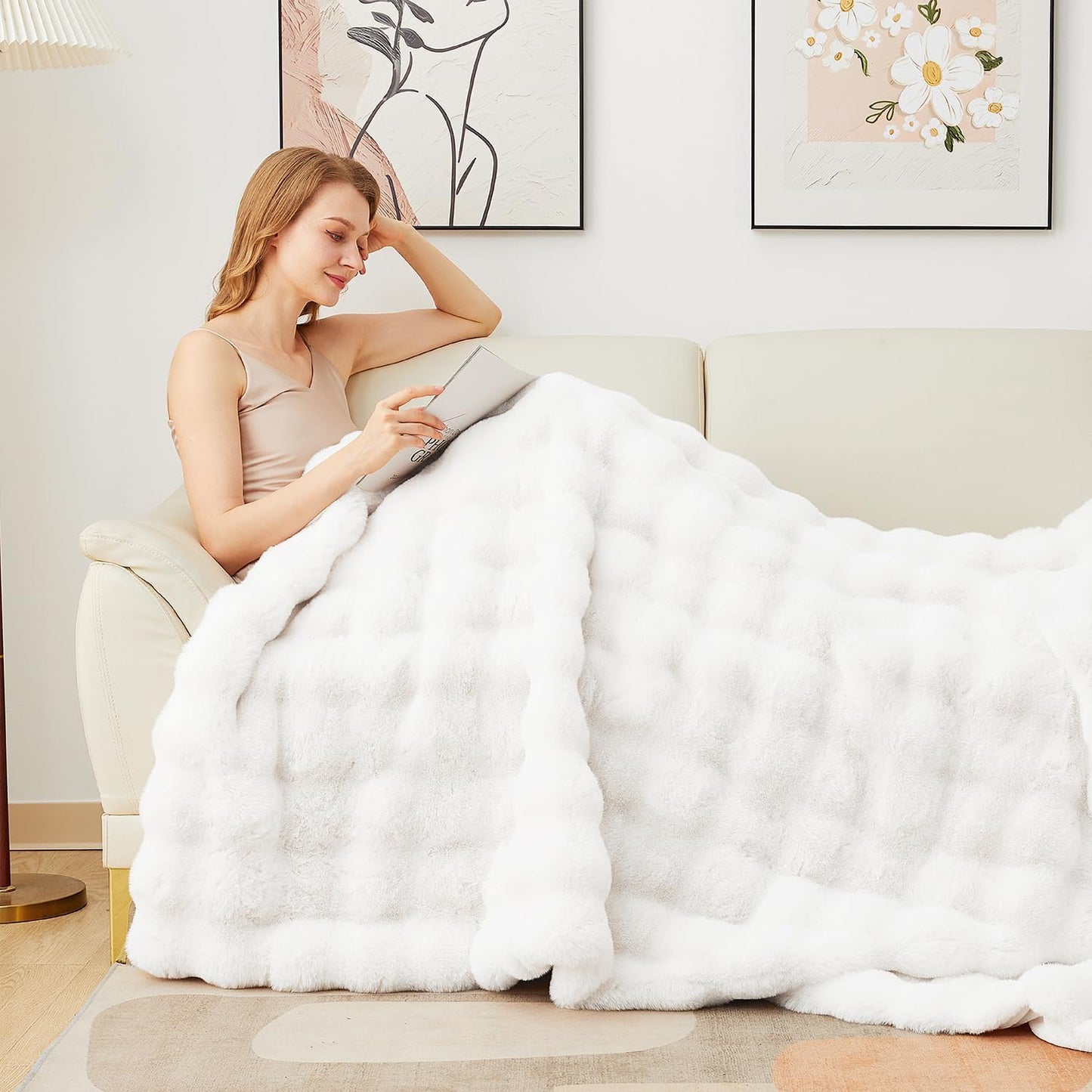 Latepis White Faux Fur Queen Blanket Cozy Bubble Soft Fuzzy Thick Living Room Blankets for Bed Sofa Bedroom Plush Fluffy Warm Blankets for All Seasons Luxury Throw Blanket 90x90 Inch, 860gsm