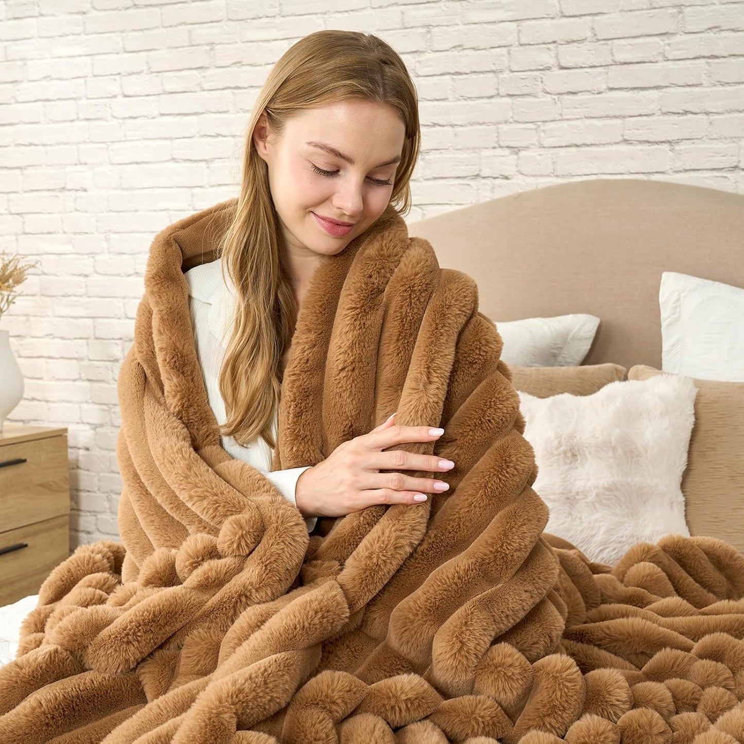 Cozy Bliss Faux Fur Throw Blanket for Couch, Cozy Warm Plush Striped Blanket for Sofa Bedroom Living Room, 50 * 60 Inches Toasty Brown