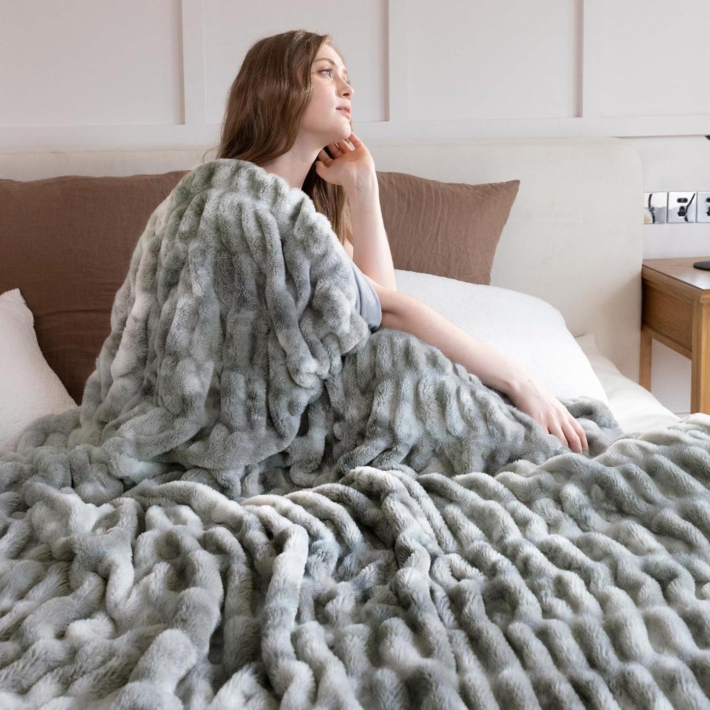 Faux Fur Blanket, Twin Size Oversized Throw Blanket for Couch, Fluffy Blanket with Stretch Ruched Design, Ultra Soft Giftable Home Decor, 60x80 inches, Tie-Dyed in Gray