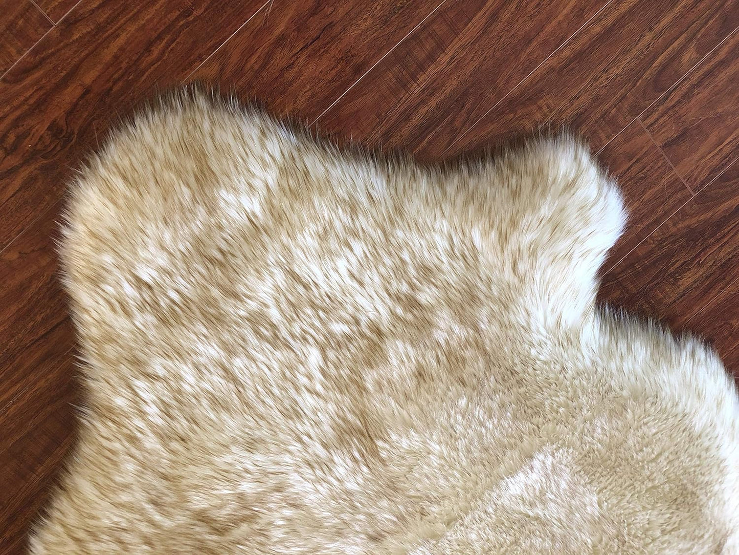 LAMBZY Faux Sheepskin Hypoallergenic Free Shape Silky Shag Rug, Luxury Shaggy Silky Plush Carpet for Bedrooms Rugs Living Room Sofa Floor Rugs (Quarto 4 Pelts 4'x6' White with Brown Tips)